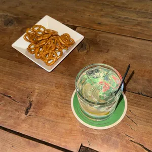 전기줄 위의 참새 사진 1