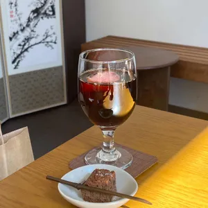 군중과 고독 사이 사진 1