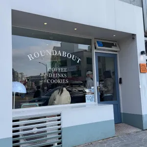 라운드어바웃 리뷰 사진