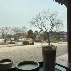 푸른 한옥 사진