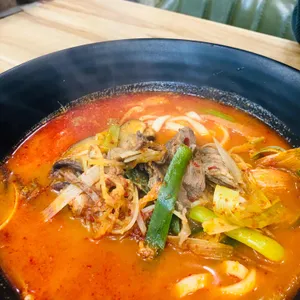 육칼밥 산아래 대표 사진