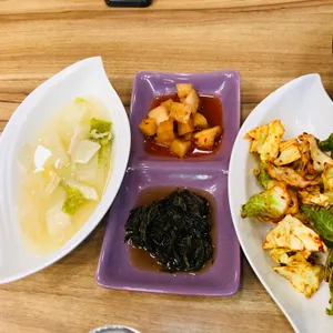 육칼밥 산아래 대표 사진