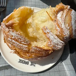 더 브릿지 대표 사진