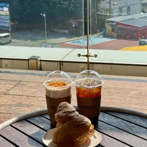 더 브릿지 대표 사진