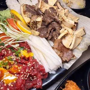 육회한뭉티기&연어 대표 사진