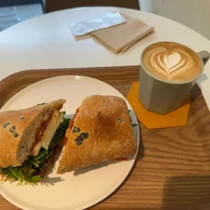 스트라다 로스터스 대표 사진