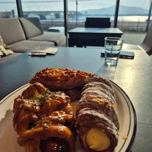 언캐니 대표 사진