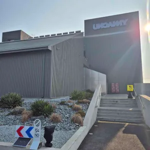 언캐니 대표 사진