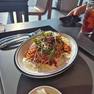 언캐니 대표 사진