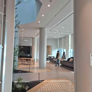 언캐니 대표 사진