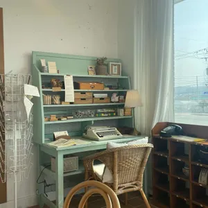 아무것도 아닌곳 대표 사진