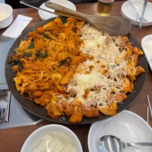 솥뚜껑춘천닭갈비 사진
