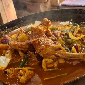 산다화 솥뚜껑닭도리탕 누룽지백숙 대표 사진