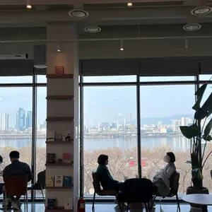 강변서재 리뷰 사진