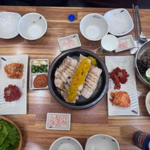 돈통마늘보쌈 대표 사진