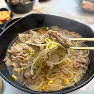 육더미 대표 사진