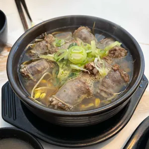 육더미 대표 사진