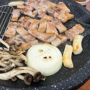 청도미나리뜯는돼지 사진 1