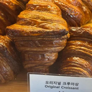 베이커리 앤 커피 by 쿤달 압구정로데오 플래그쉽스토어 리뷰 사진