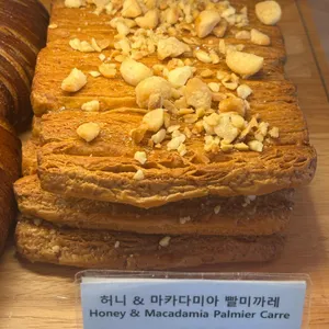 베이커리 앤 커피 by 쿤달 압구정로데오 플래그쉽스토어 사진