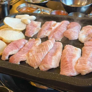 육더쿠 대표 사진