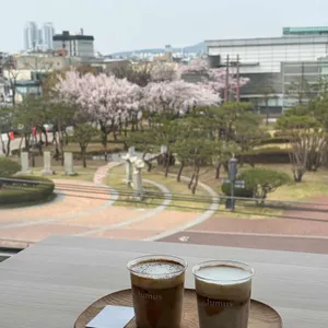 텀어스 사진
