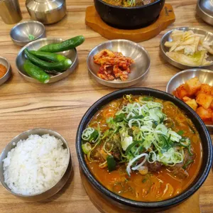 얼큰본가 연품뼈해장국 24시 사진 1