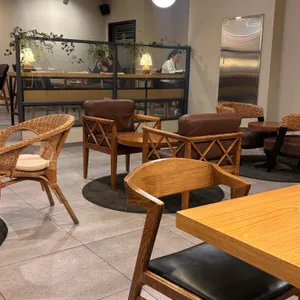 카페 포즈 대표 사진