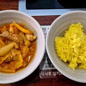 초부리김치찌개 사진