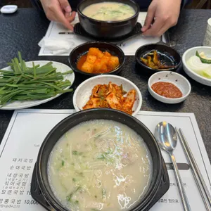 장군돼지국밥 사진 1