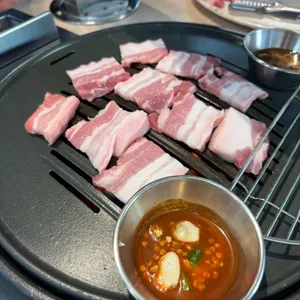 뒷동삼 숯불돼지구이 사진