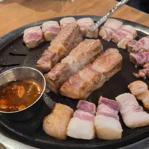 흑돼지 근고기 전문점 도민상회 사진 1