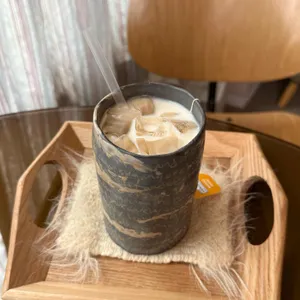 옅은색과 조각들 대표 사진