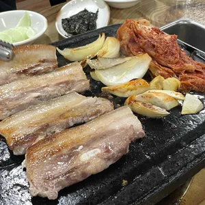 고인돌똥돼지 사진