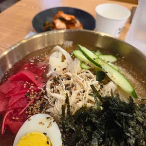 멸치국시와돈까스 사진