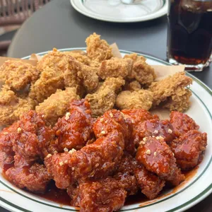 BBQ치킨 빌리지 사진 1