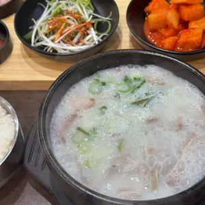 기울어진 뚝배기 사진