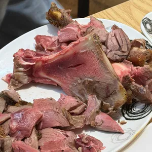 딩호양육관 사진