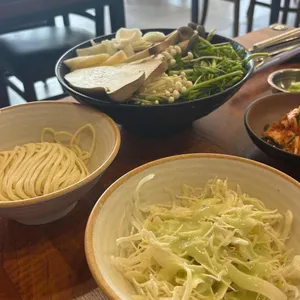 홍백 미나리 샤브칼국수 사진 2