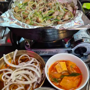 본진 삼겹살 대표 사진