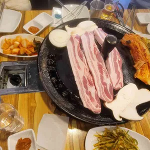 유정아 솥뚜껑오겹살 사진 2