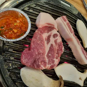 육플러스 참숯미목살 전문점 사진 1