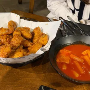 교촌치킨 사진
