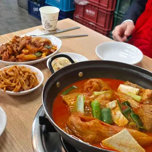 돌솥밥김치찌개 흑돼지삼겹살 사진
