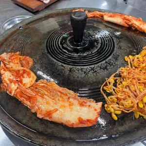 싹쓰리솥뚜껑생 김치삼겹살 사진