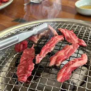 신경주 암소 숯불 사진 1