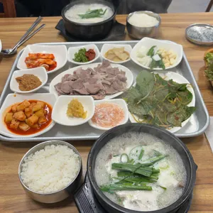 돈국밥 사진 1