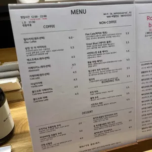 화이트셔츠 커피 리뷰 사진