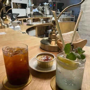 화이트셔츠 커피 사진 1