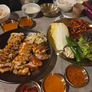 산아래주막 보쌈한상 얼큰보양칼국수 대표 사진